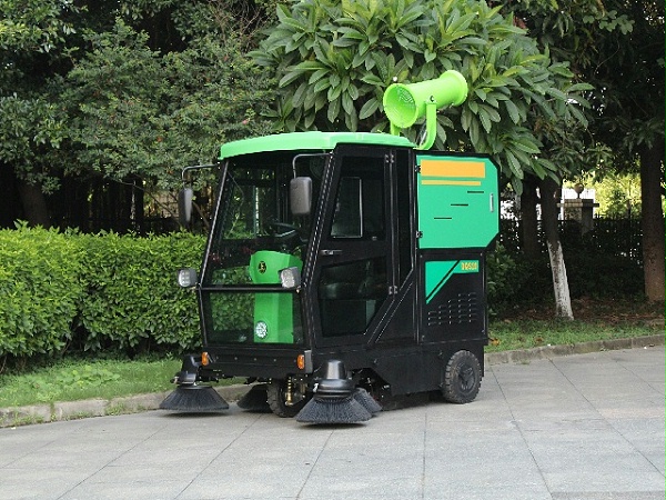 驾驶式电动扫地机