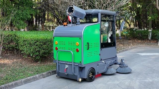 玛西尔驾驶式扫地车 (2)