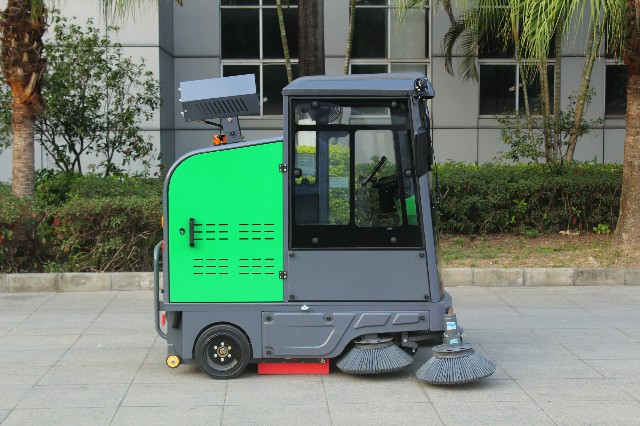 玛西尔驾驶式扫地车 (4)
